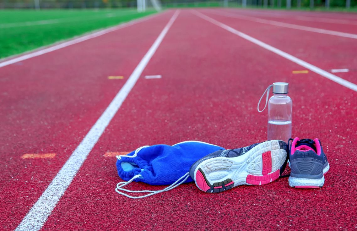 Trening lekkoatletyczny - bieżnia, przygotowanie i sprzęt sportowy na obiekcie klubu LKS Gepard